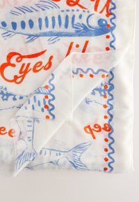 Seidenschal mit weißem Hintergrund, blauen Fischillustrationen, rotem Text und orangefarbenen Akzenten, eingefasst mit einem welligen blauen Rand.