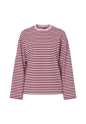 T-shirt à manches longues avec un col ras du cou, présentant des rayures horizontales roses et rouge foncé, affiché sur un fond blanc.