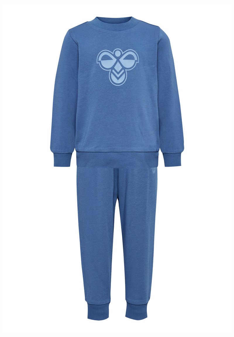 Blå bomulls tvådelad set som består av en sweatshirt med rund hals och grafisk logotyp samt matchande tapered-byxor med ribbade mudd.
