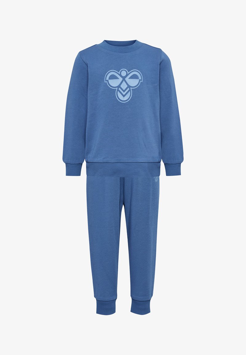 Blaues Baumwoll-Zweiteiler-Set mit einem Sweatshirt mit Rundhalsausschnitt und grafischem Logo sowie passenden tapered Hose mit gerippten Bündchen.