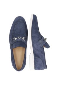 Jūras spēku zilas zamšādas loafers ar sudraba zirgu bitu detaļu un baltām gumijas zoleēm, attēlotas no augšas un sāniem.