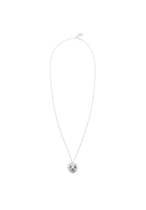 Collana in argento con un ciondolo testurizzato a forma di volto di gufo rotondo, dotato di due perline nere per gli occhi e una sottile catena.