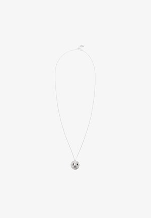 Collana in argento con un ciondolo testurizzato a forma di volto di gufo rotondo, dotato di due perline nere per gli occhi e una sottile catena.