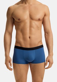 Blå boxer-kalsonger i lättviktsmaterial, med en svart elastisk midjeband med branding, och en åtsittande design för komfort.