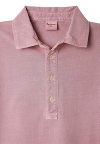 Rosa pikétröja med krage, tillverkad av ribbat tyg, med en femknappslå och broderad logotyp på vänster bröst. Mjuk textur.