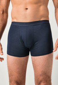 Boxer briefs de color azul marino, confeccionados en tela suave, que cuentan con una cinturilla cómoda con un branding sutil y un ajuste ceñido con costuras mínimas.