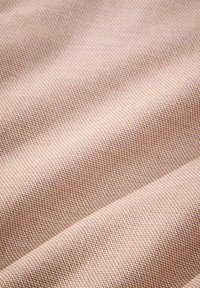 Textilienstoff in zartem Rosa mit einem subtilen Zickzackmuster, ausgestattet mit einer glatten Textur und mittlerem Gewicht für vielseitige Verwendung.