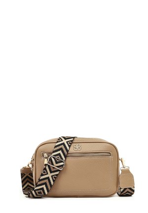 Tanfarvet læder crossbody-taske med lynlåslomme foran og justerbar rem med sort-og-beige geometrisk mønster.