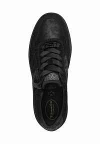 Sneaker in suede nero con lacci in punta, dotato di chiusura con zip e soletta testurizzata per il comfort; design a calzata ampia con collo imbottito.