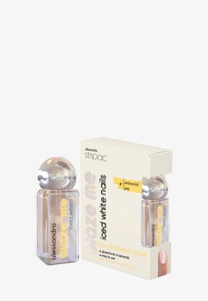 Flacon de vernis à ongles blanc glacé Alessandro Striplac Glaze Me avec un capuchon rond en argent à côté de sa boîte d'emballage blanche et jaune.