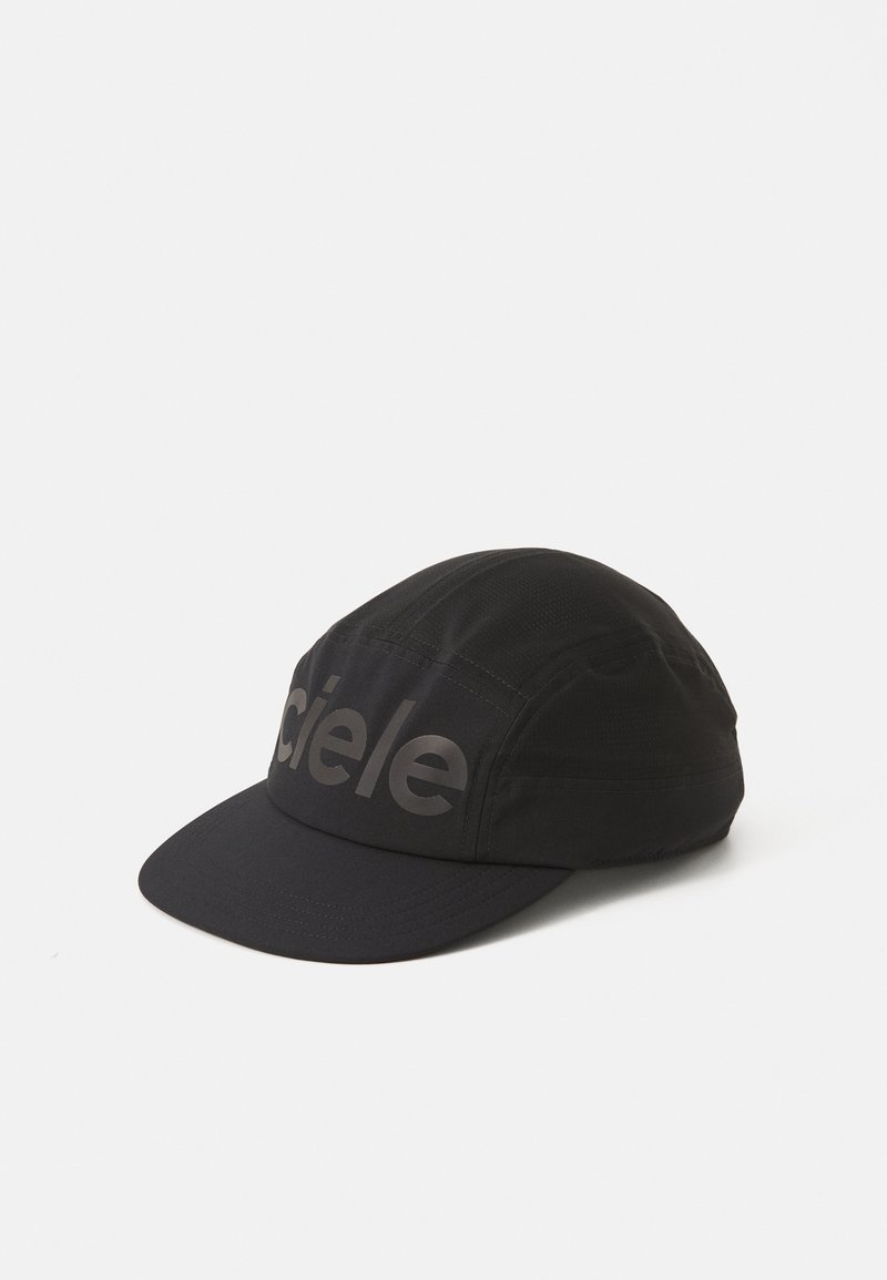 Sort cykelkasket med en buet skygge, lavet af letvægtsstof. Har et mat "ciele" logo på fronten og teksturerede paneler på toppen.