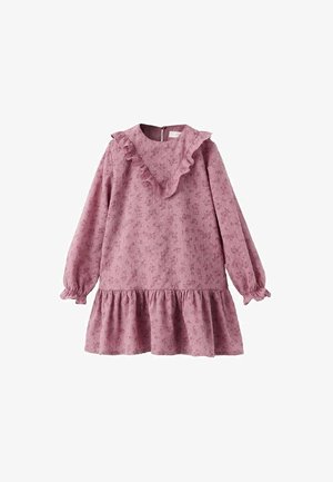 Rochie roz cu flori, cu mâneci lungi, decolteu cu volane şi tiv în straturi. Confecționată dintr-un material texturat, cu modele florale subtile.