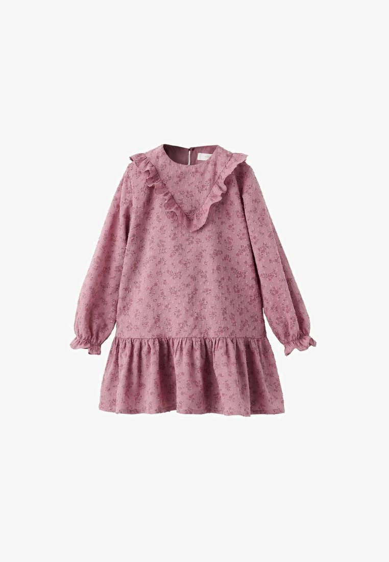 Różowa sukienka w kwiaty z długimi rękawami, falbanką przy dekolcie i warstwowym dołem. Wykonana z teksturowanej tkaniny z delikatnym motywem kwiatowym.
