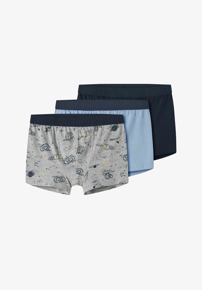 Trois paires de boxers pour hommes : gris avec imprimé spatial, bleu clair et bleu foncé. Tissu en coton doux, ceinture élastique avec logo.