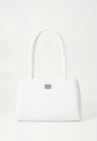 Λευκή δομημένη τσάντα χειρός με δύο λαβές, λείο συνθετικό υλικό, ορθογώνιο σχήμα και ασημένια πλακέτα με το λογότυπο στο μπροστινό μέρος.