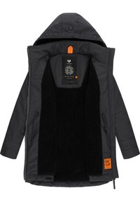 Čierna bunda s kapucňou, s vnútorným fleece podšívkou. Zahŕňa oranžovú etiketu a zips, s bočnými vreckami. Hladký vonkajší povrch.