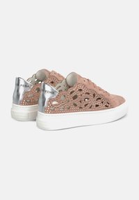 Le sneakers in suede rosa presentano un design a ritaglio con accenti metallici e dettagli in rhinestone. Suola in gomma bianca; colletto imbottito per il massimo comfort.