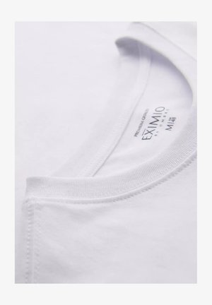 Witte katoenen T-shirt met een ronde hals, een gladde textuur en subtiele stikdetails. Label bedrukt aan de binnenkant van de kraag.