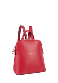 Zaino in pelle rossa con forma strutturata, chiusura con cerniera, manico superiore e spallacci regolabili. Presenta un logo dorato sulla parte anteriore.