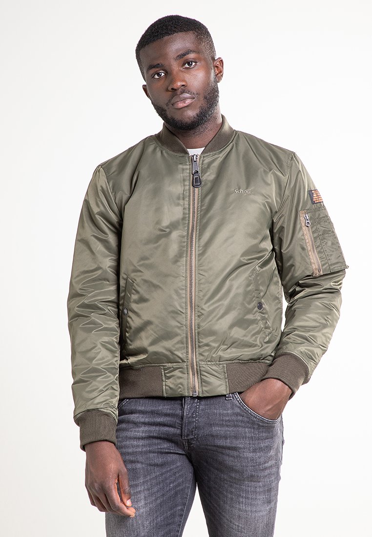 Veste bombardier vert olive en nylon brillant avec une fermeture éclair à l'avant, des poignets côtelés et plusieurs poches, y compris une poche à glissière sur la manche.