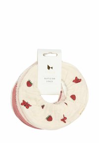 Tre-pak ruffle bibs i blødt bomuld. Har lysecreme med røde jordbær, lyserød og en tekstureret kant. Hangtag mærket "Ruffle Bib 3 Pack."