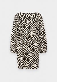 Beige Langarmkleid mit schwarzem geometrischem Labyrinthmuster und Stoffgürtel, der in der Taille gebunden ist.