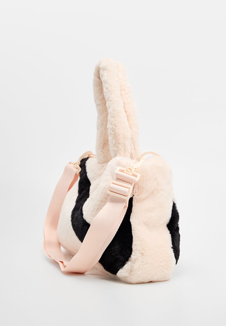 Borsa in pelliccia sintetica con un design bicolore: rosa pallido e nero. Include una larga tracolla e una texture morbida con forma arrotondata.