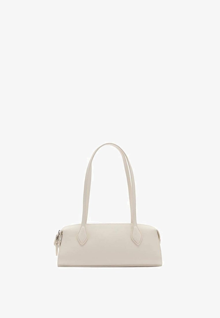Kleine rechthoekige crèmekleurige handtas met twee lange dunne handvatten en een ritssluiting aan de zijkant.