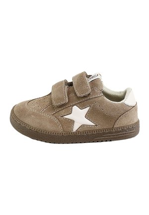 Zapato infantil de ante marrón con dos tiras de velcro y una estrella blanca en el lateral, con una suela texturizada de color marrón oscuro.