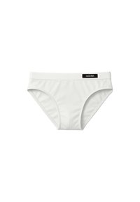 Slip de bikini blanc en tissu lisse. Caractéristiques d'une couleur unie, taille élastique avec une étiquette de logo noire sur le côté. Design simple et classique.
