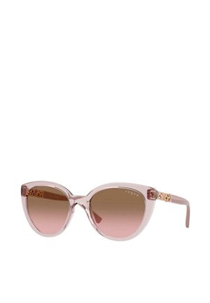 Occhiali da sole a forma di occhio di gatto con una montatura traslucida rosa, lenti marroni sfumate e un accento decorativo a motivo dorato sulle tempie.