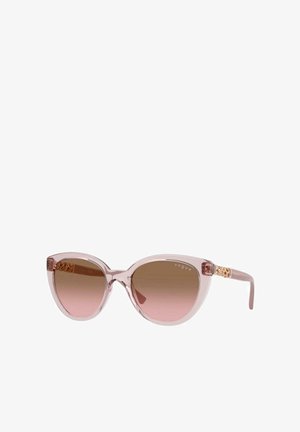 Occhiali da sole a forma di occhio di gatto con una montatura traslucida rosa, lenti marroni sfumate e un accento decorativo a motivo dorato sulle tempie.