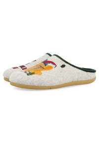 Chaussons gris en feutre avec un bord vert, présentant un dessin de personnage de dessin animé et de ballon de football sur le dessus. La semelle en caoutchouc offre une bonne traction.