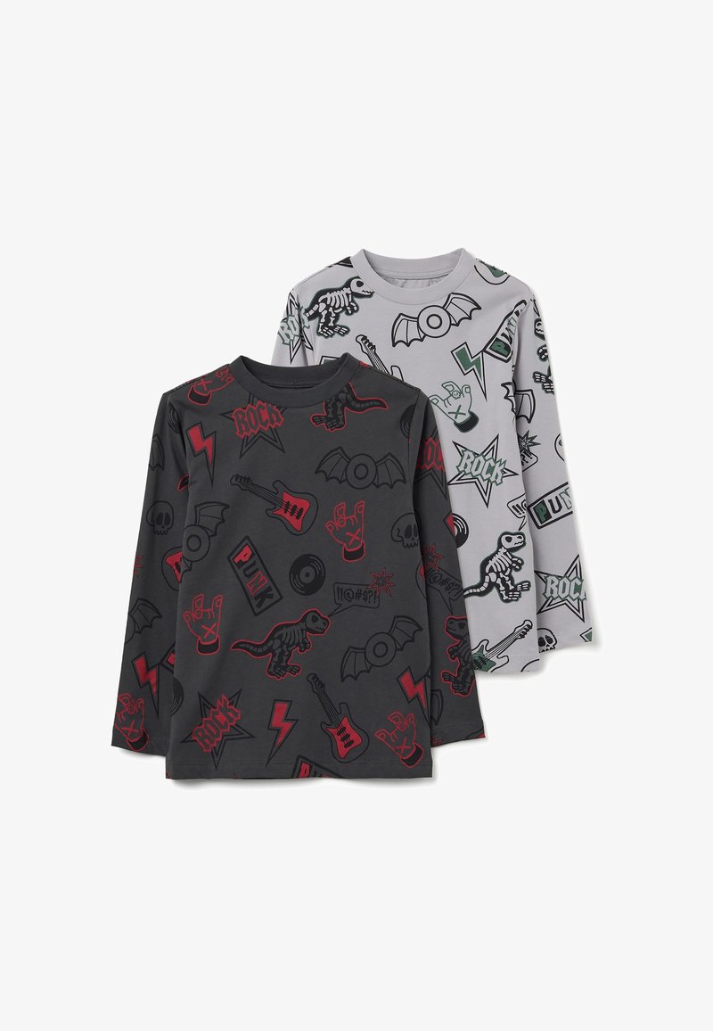 Dos camisas de manga larga: una negra con gráficos temáticos de rock en rojo y gris; otra gris con diseños de dinosaurios y murciélagos en verde y negro.