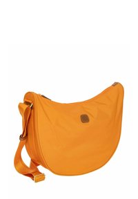 Sac bandoulière orange en tissu nylon lisse, forme courbée et bandoulière réglable. Comprend un petit patch logo et des accents en matériel doré.