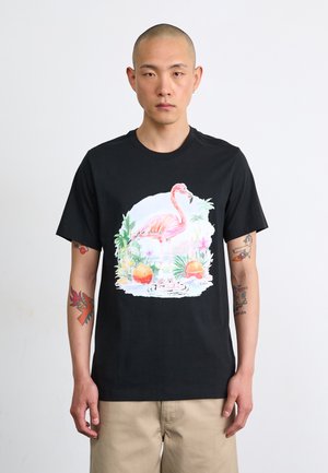 Tricou negru cu mânecă scurtă, prezentând un grafic colorat de flamingo înconjurat de plante și ornamente, fabricat din material din bumbac, cu un croi lejer.