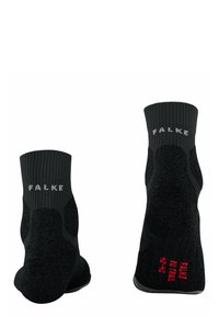 Calzini sportivi neri con polsini a coste, suole testurizzate e sezioni rinforzate. Logo "FALKE" in grigio chiaro, ulteriore testo rosso sulla parte del piede.