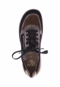 Bruine en grijze sneaker van suede en leer, met een ronde neus, zwarte veters en een ritsdetail aan de zijkant. De binnenzool toont maat 6.