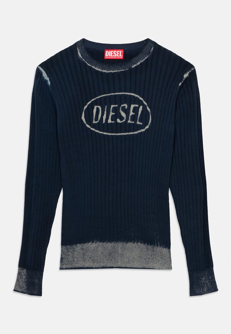 Σκούρα μπλε μακρυμάνικο πουλόβερ με ριμπ πλέξη και φθαρμένες άκρες, με λογότυπο "DIESEL" σε ανοιχτό γκρι χρώμα μέσα σε οβάλ στο κέντρο.