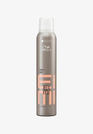 Wella EIMI spuitfles in metallic grijs met witte en perzikkleurige graphics. Bevat het label "Dry Me" en productbeschrijving aan de onderkant.