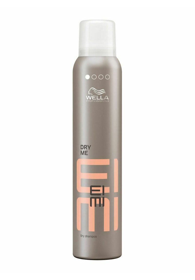 Wella EIMI spuitfles in metallic grijs met witte en perzikkleurige graphics. Bevat het label "Dry Me" en productbeschrijving aan de onderkant.
