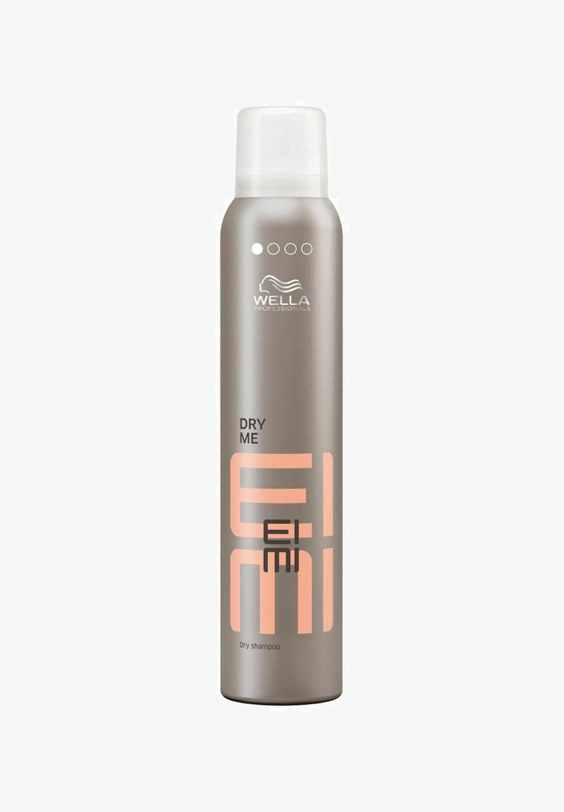 Wella EIMI spuitfles in metallic grijs met witte en perzikkleurige graphics. Bevat het label "Dry Me" en productbeschrijving aan de onderkant.