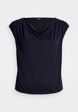 Haut col bénitier bleu marine en tissu doux, avec manches courtes, épaule froncée et légère brillance. Sans motifs visibles.