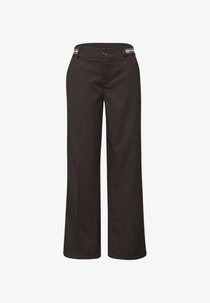 Pantalon marron foncé à jambes larges avec fermeture bouton et zip, passants de ceinture avec détails rayés sur fond blanc.