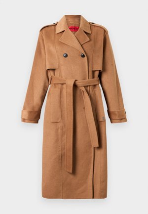 Kamelbrauner, doppelt-knöpfiger Woll-Trenchcoat mit Gürtel, Reverskragen, Schulterklappen und Manschettenriemen, flach auf einem weißen Hintergrund ausgelegt.