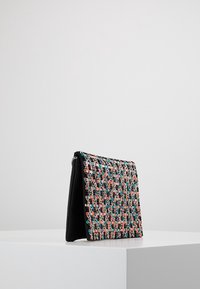 Clutch Bag mit einem bunten gewebten Muster in Rosa, Blau und Silber auf einem schwarzen Grund; verfügt über eine schlanke rechteckige Form und einen Reißverschlussverschluss.