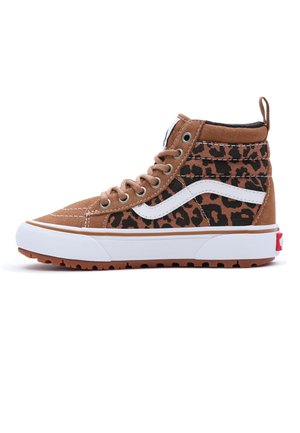 High-Top-Sneaker mit braunem Wildleder und Leopardenmuster-Einsätzen, weißem Seitenstreifen, weißer Gummisohle und braunen Schnürsenkeln.