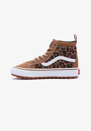 High-Top-Sneaker mit braunem Wildleder und Leopardenmuster-Einsätzen, weißem Seitenstreifen, weißer Gummisohle und braunen Schnürsenkeln.