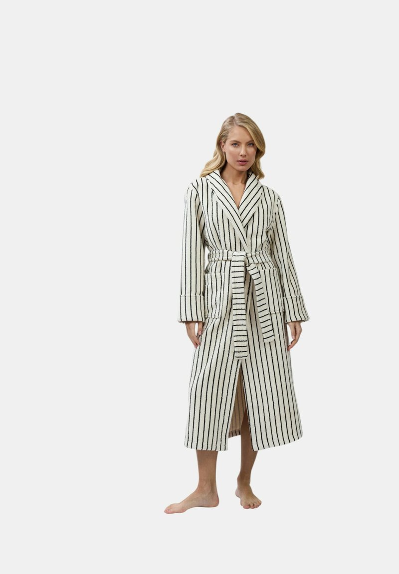 Pasiasta długa szata z miękkiego materiału; ma kołnierz szalowy, szerokie rękawy, pasek do związania oraz rozcięcie do kolan dla swobody ruchów.