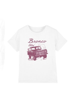 Weißes T-Shirt mit kurzen Ärmeln, auf dem ein burgunderrotes Motiv eines Ford Bronco im Gelände dargestellt ist, darüber der Schriftzug "Bronco Ford".